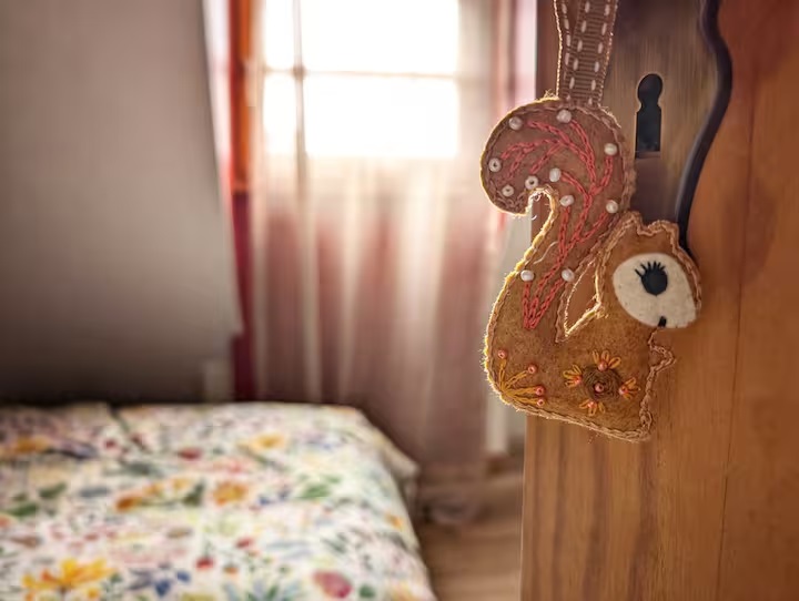 Une chambre obscure contenant un lit.