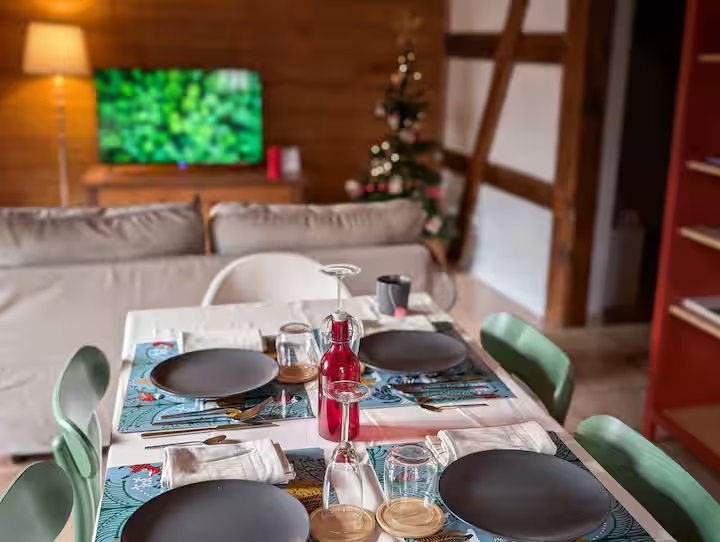 Cuisine de Noël, assiettes, vin et château de style boiserie contemporain, forme ronde.