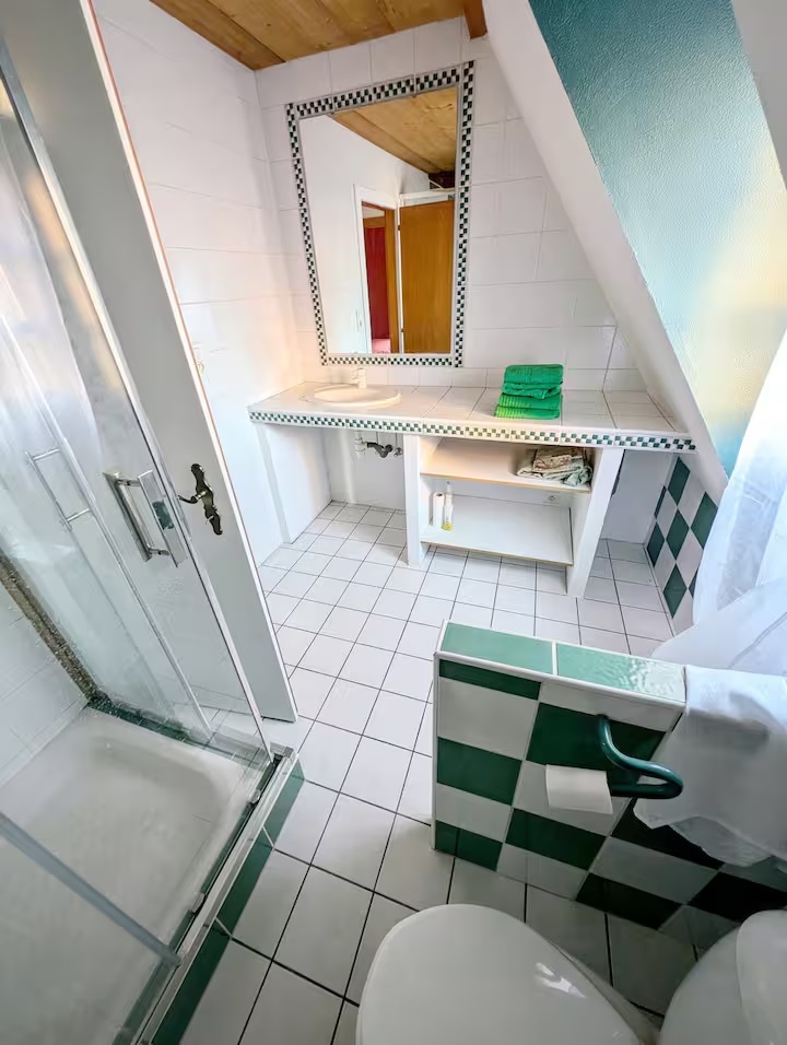 Salon de bain avec douche et commode dans un style classique à l'aspect simple professionnel.