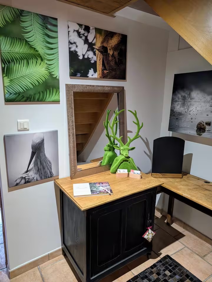 Un bureau de travail avec divers objets artistiques, plafond bois et sol paver, reflétant une infusion d'harmonie et de cr...